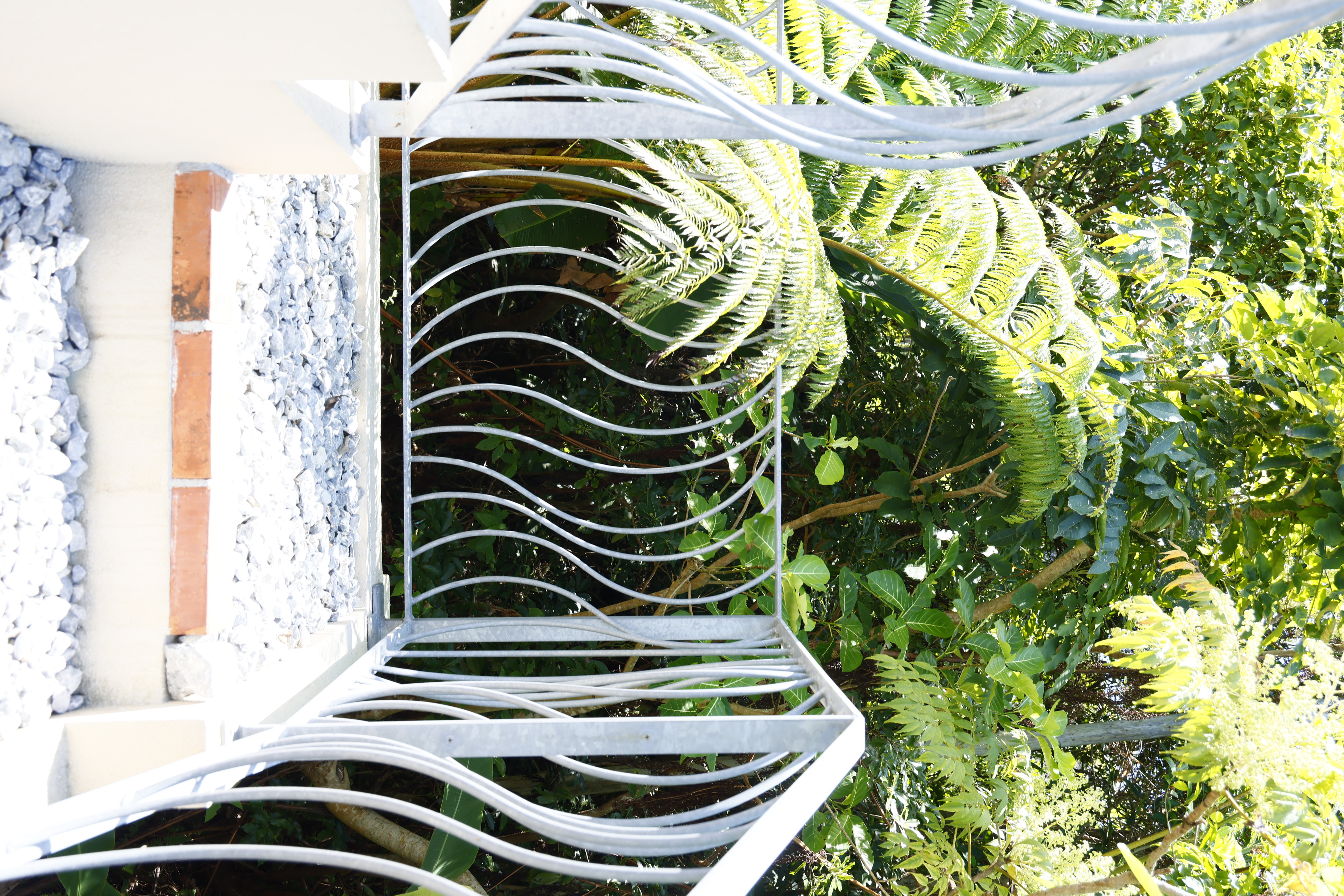 階段をあがって屋上へ。らせん状の柵は今帰仁村の職人「NONAME IRON WORKS｣｡