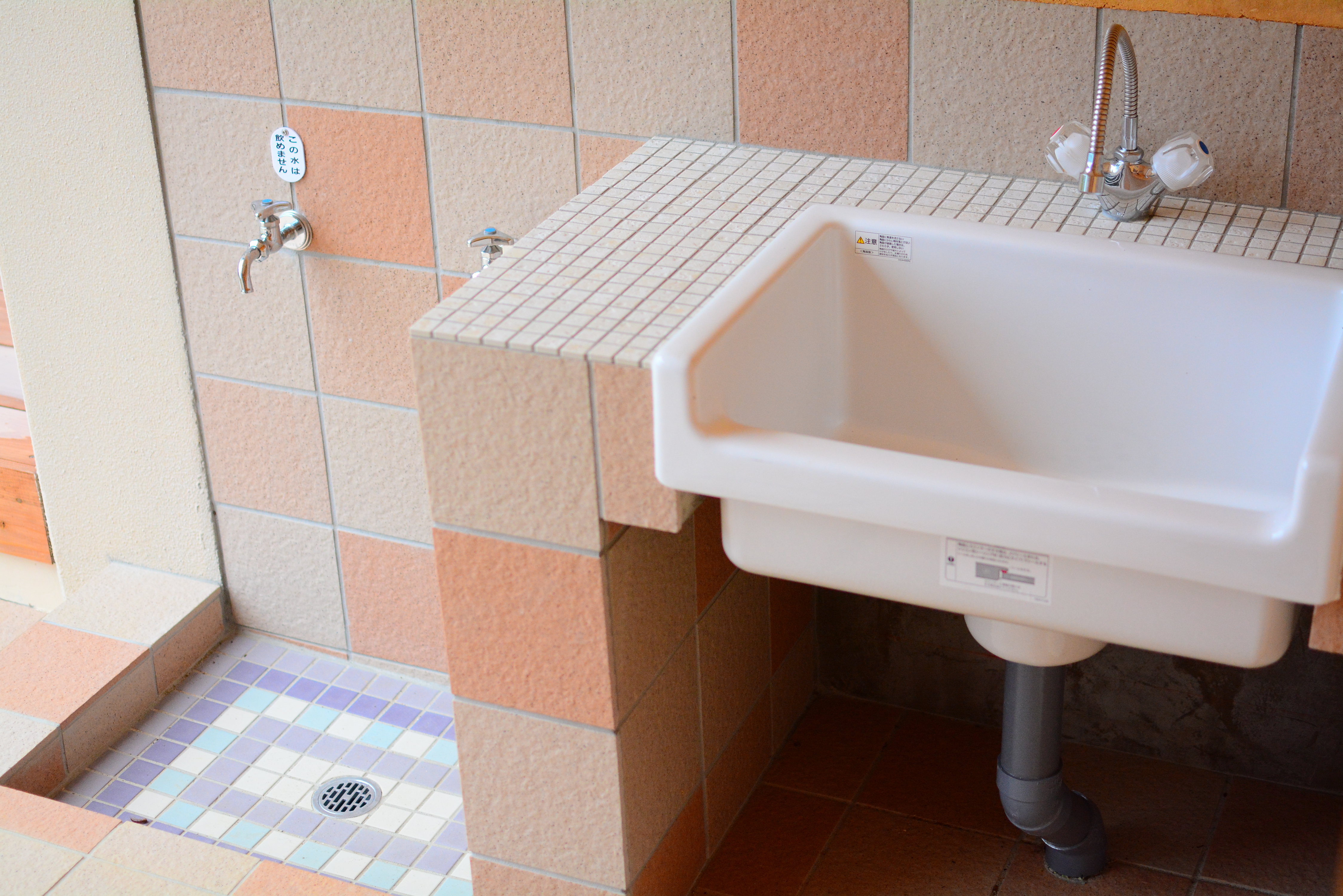 外にも足洗い場、水場とシャワー・トイレがあります。