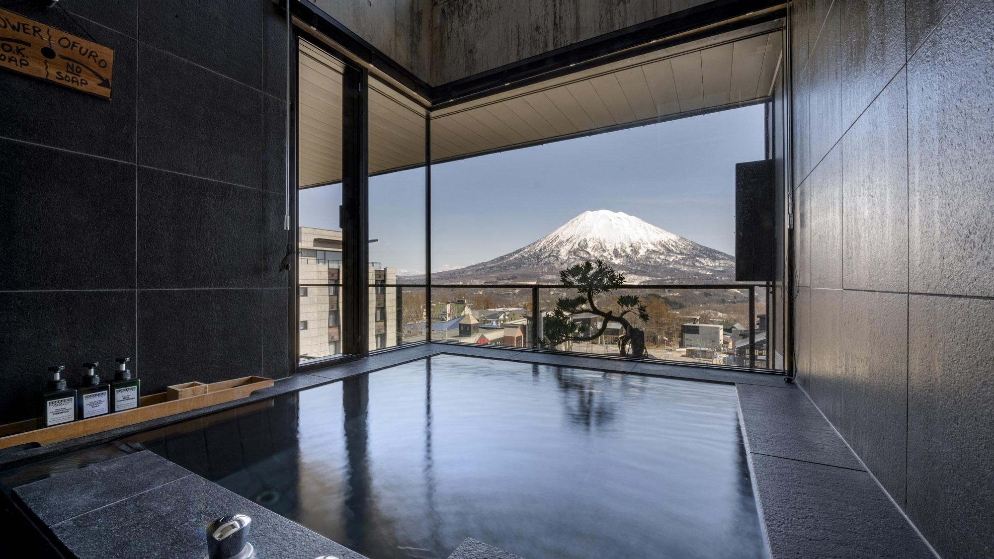 ・【バスルーム】大きな窓から羊蹄山を望む浴室。抜群の景色で贅沢な気分に