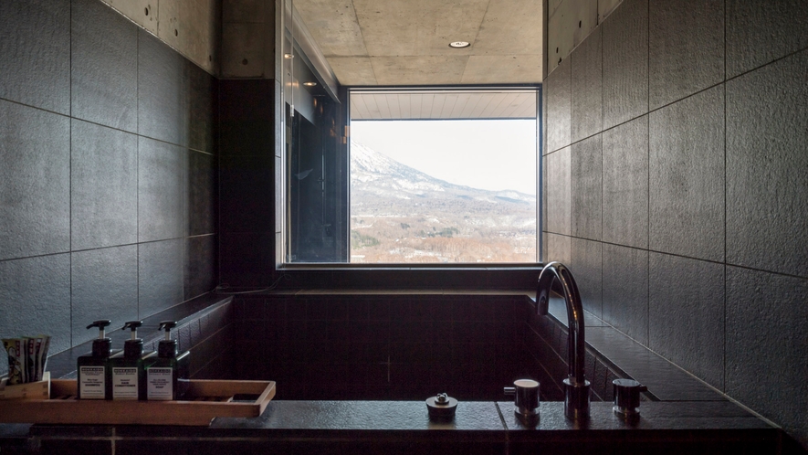・【バスルーム】大きな窓から羊蹄山を望む浴室。抜群の景色で贅沢な気分