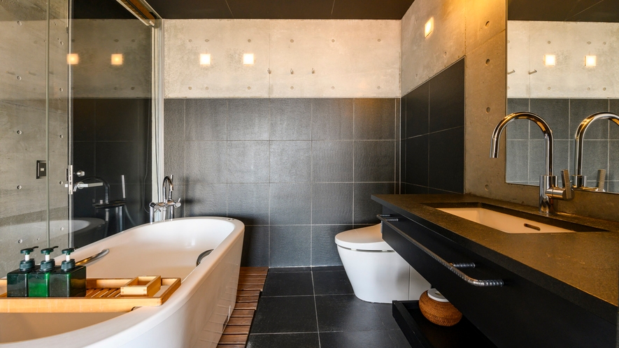 ・【バスルーム】清潔感あふれるバスタブ付き浴室。シャンプー・ボディソープなどご用意しております