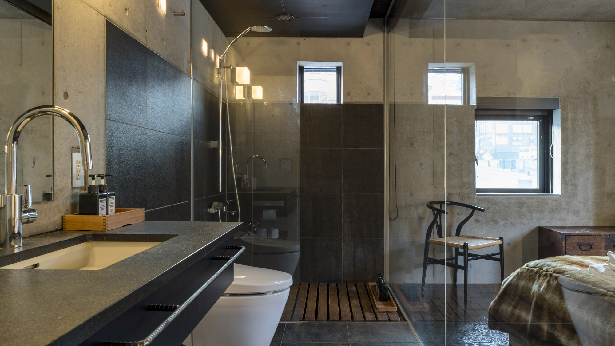 ・【バスルーム】ガラス張りのシャワーブース・洗面所は明るく開放的な空間