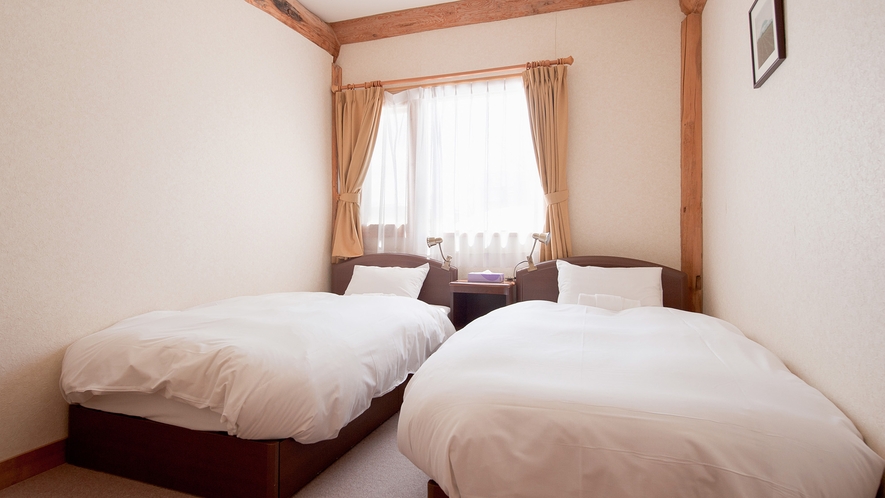 ・【寝室】シングルベッド2台のお部屋。ふかふかの布団でぐっすりとお休みください