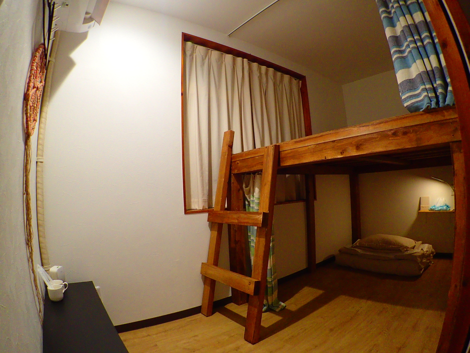 個室A 1名〜2名用の二段ベッドのお部屋(クイーンサイズ)