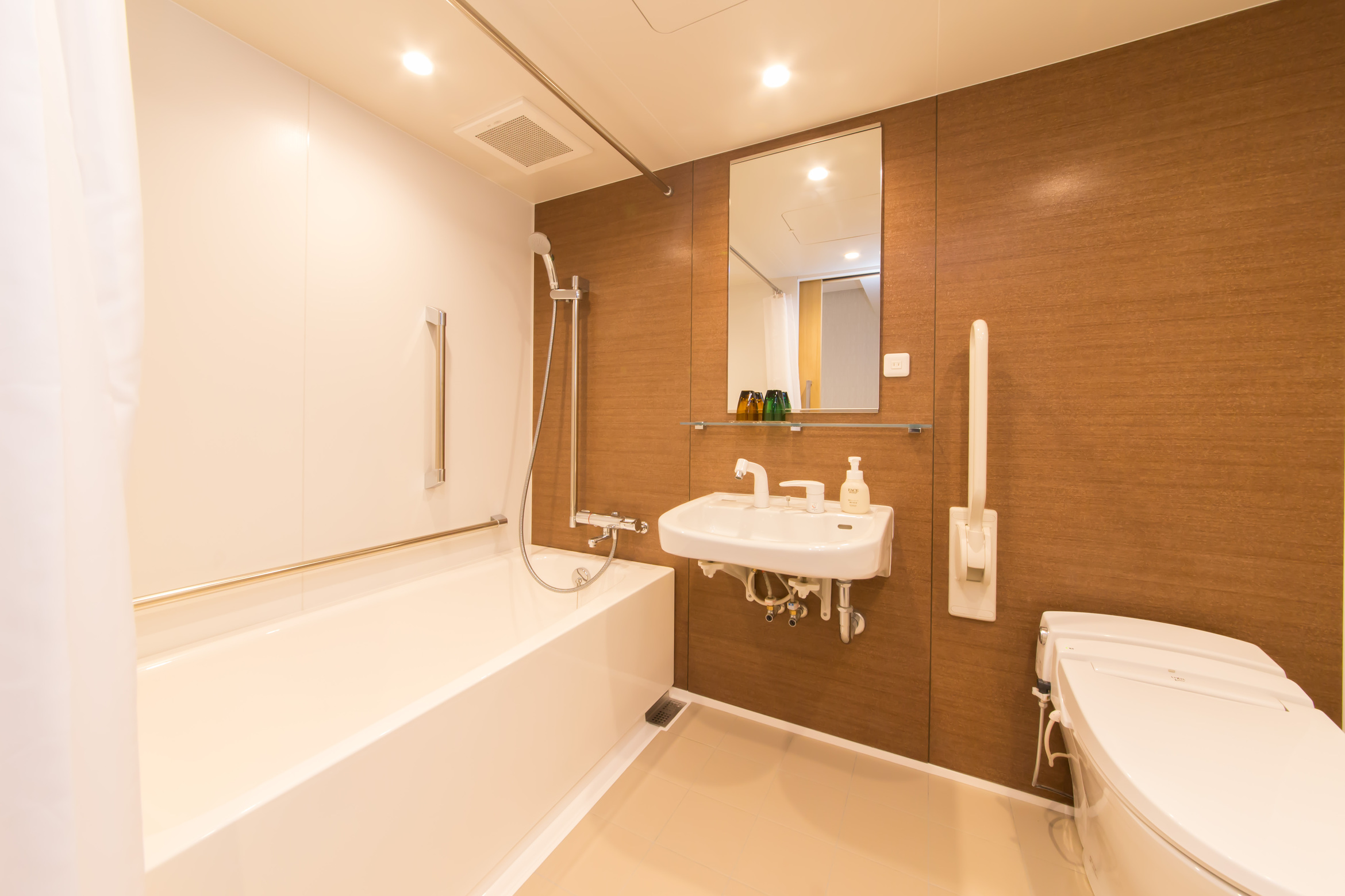 広めのユニットバス（ユニバーサルルーム）