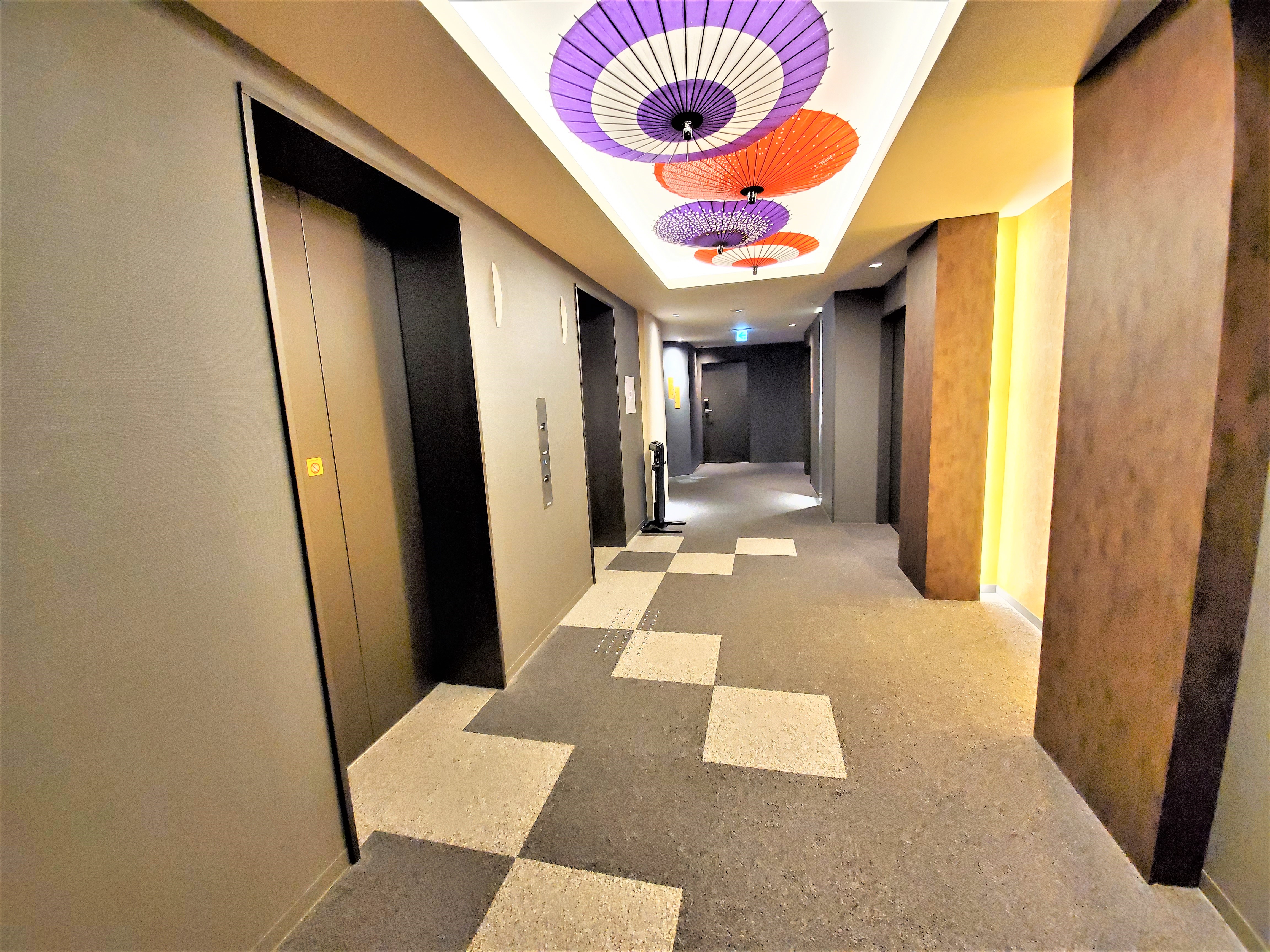 各階の廊下には和傘をモチーフにしたオブジェ
