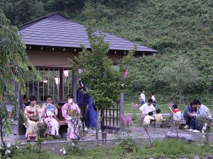宮田ホタル里で毎年一回開催されるホタル祭りの様子。
