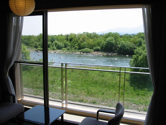 【和室10畳】和室からの望む利根川の風景。