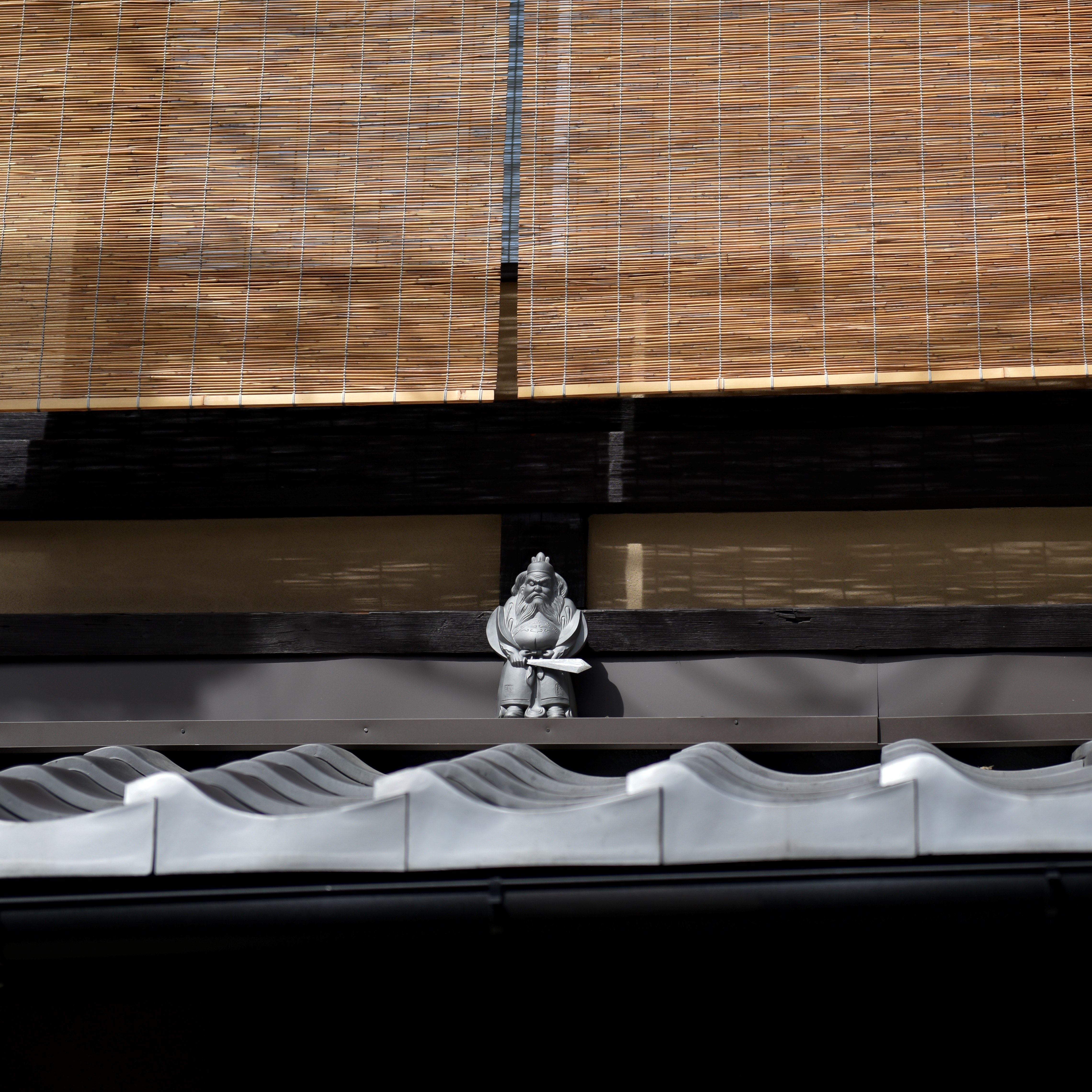 鍾馗さん　受験の神様・疫病除けの神の瓦人形、鍾馗さん。