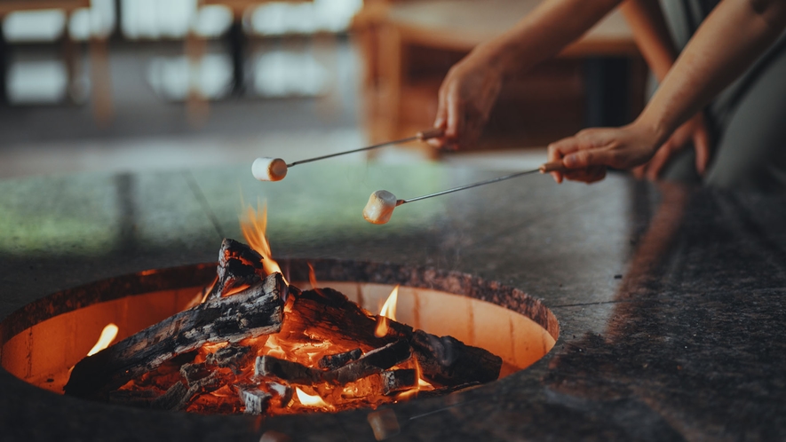 森の暖炉のマシュマロ焼き