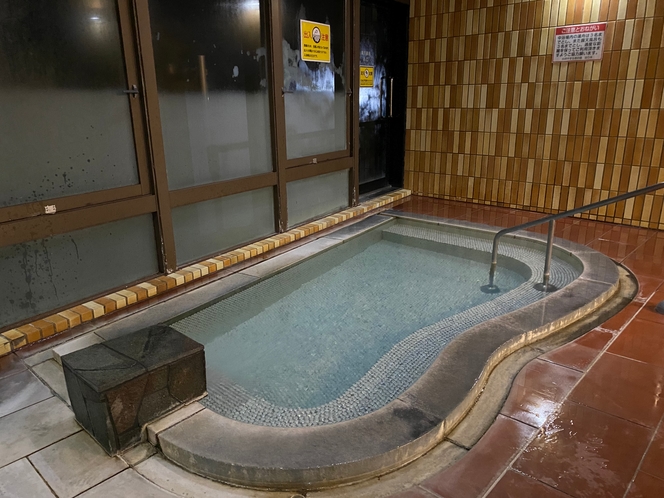 中浴場(源泉高温でかけ流しの為常時加水）