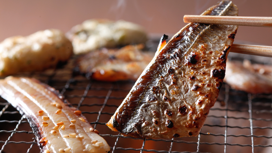 香ばしい薫りがしたら食べごろ。日替わりの干物と練り物の炙りバイキング（朝食イメージ）