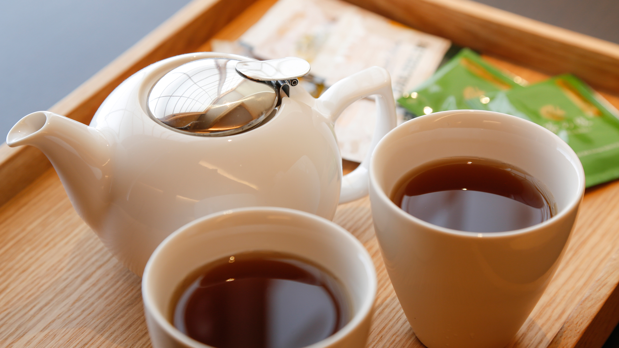 客室には無料の紅茶・日本茶・ミネラルウォーターをご用意。コーヒー・ジュースは1Fラウンジにて（無料）