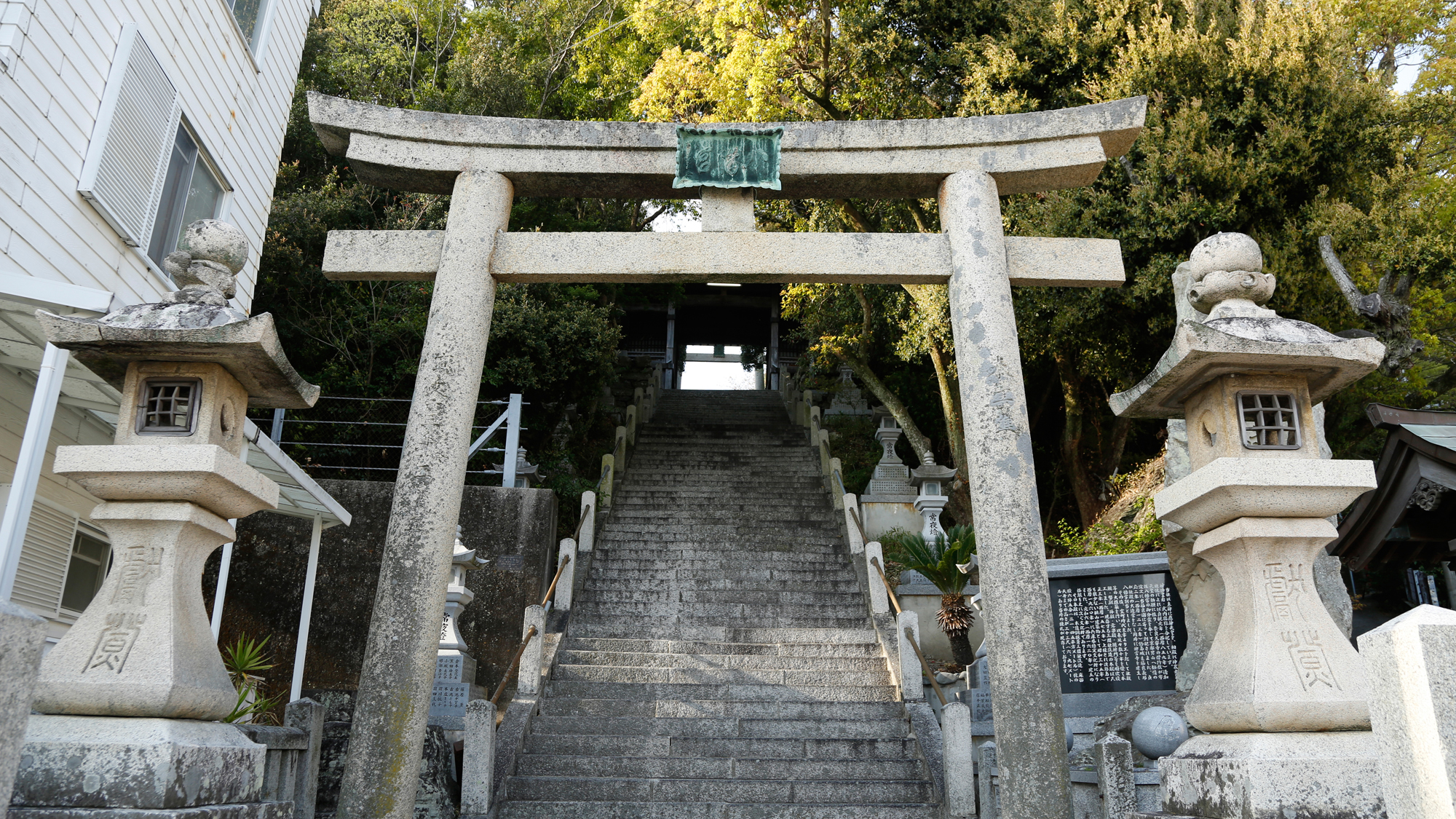 【福良八幡神社】福良港を見渡せる高台にある神社で、古くから島民の尊信の厚い神社（徒歩4分）