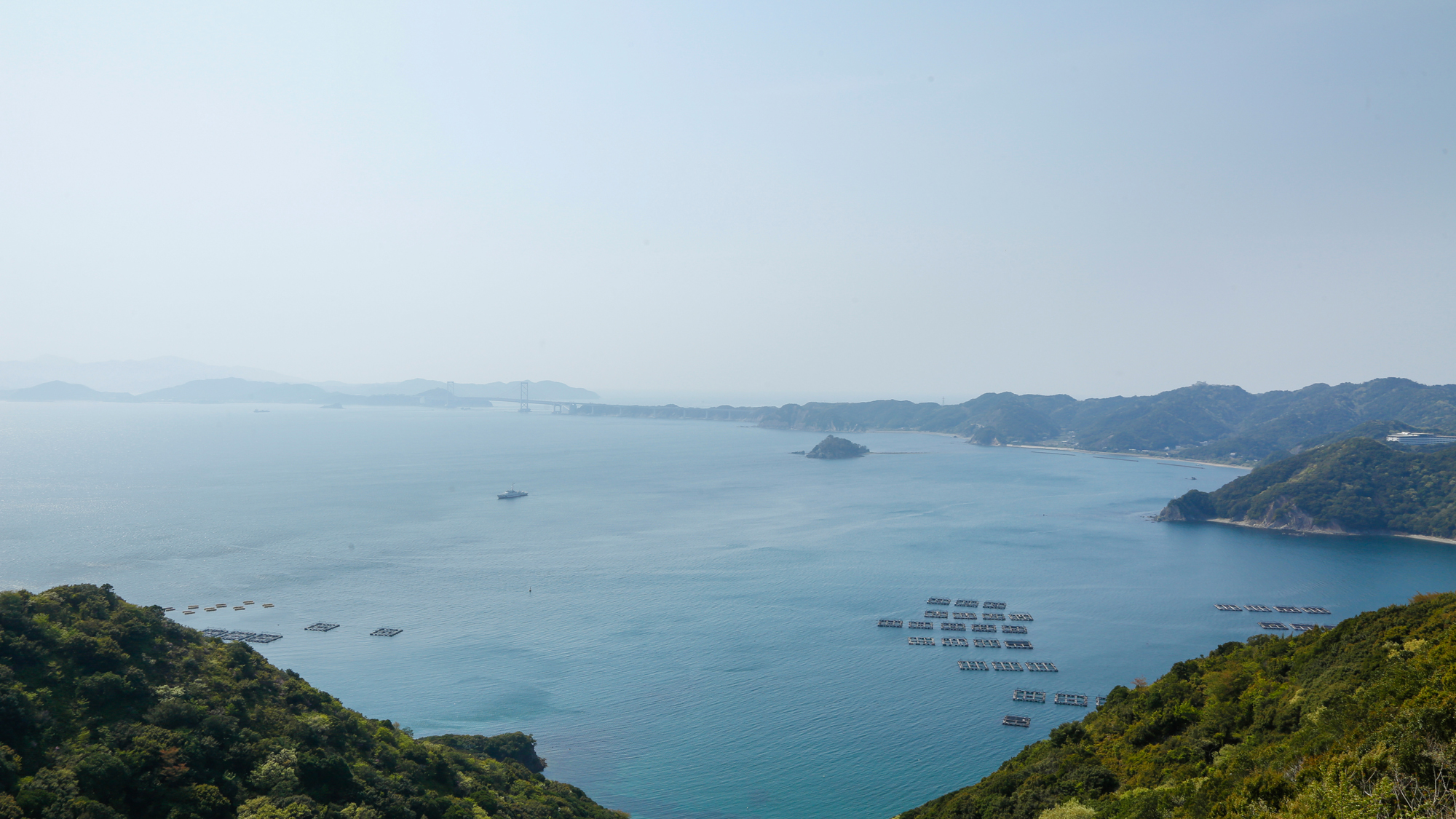 【若人の広場公園】福良湾を見下ろす展望台から臨む雄大な景色。鳴門海峡も眺望できます（車10分）