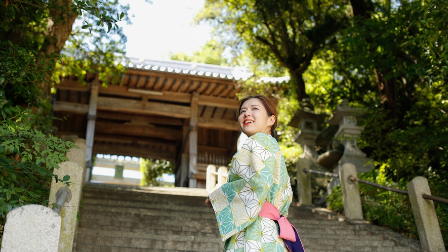 【福良八幡神社】福良港を見渡せる高台にある神社で、古くから島民の尊信の厚い神社（徒歩4分）