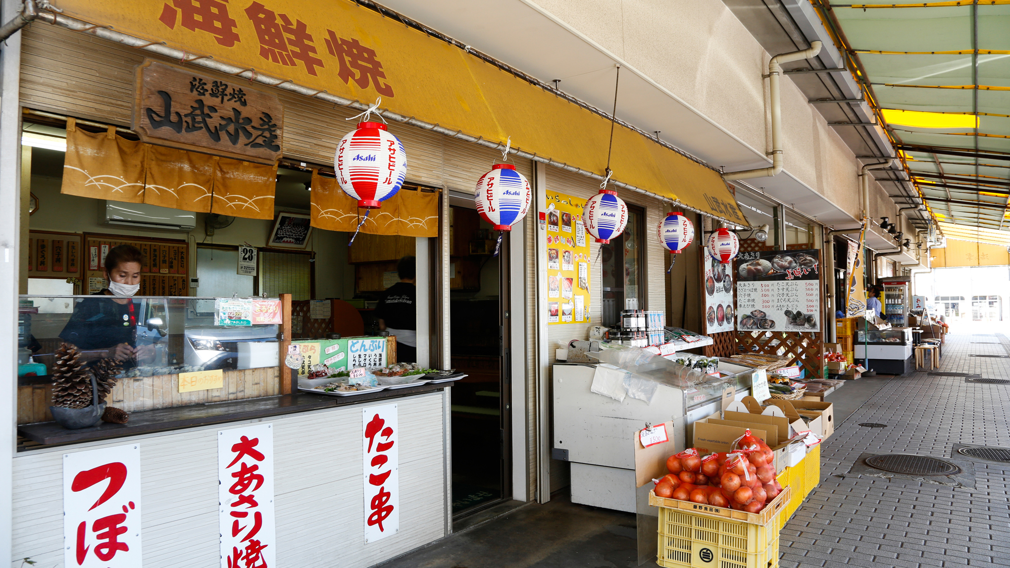 【山武水産】炉端焼きの大アサリやサザエの壺焼きの他、海鮮丼や生しらす丼も人気（徒歩3分）