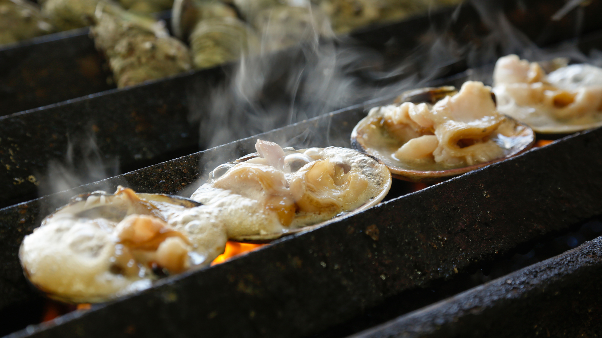 【山武水産】炉端焼きの大アサリやサザエの壺焼きの他、海鮮丼や生しらす丼も人気（徒歩3分）