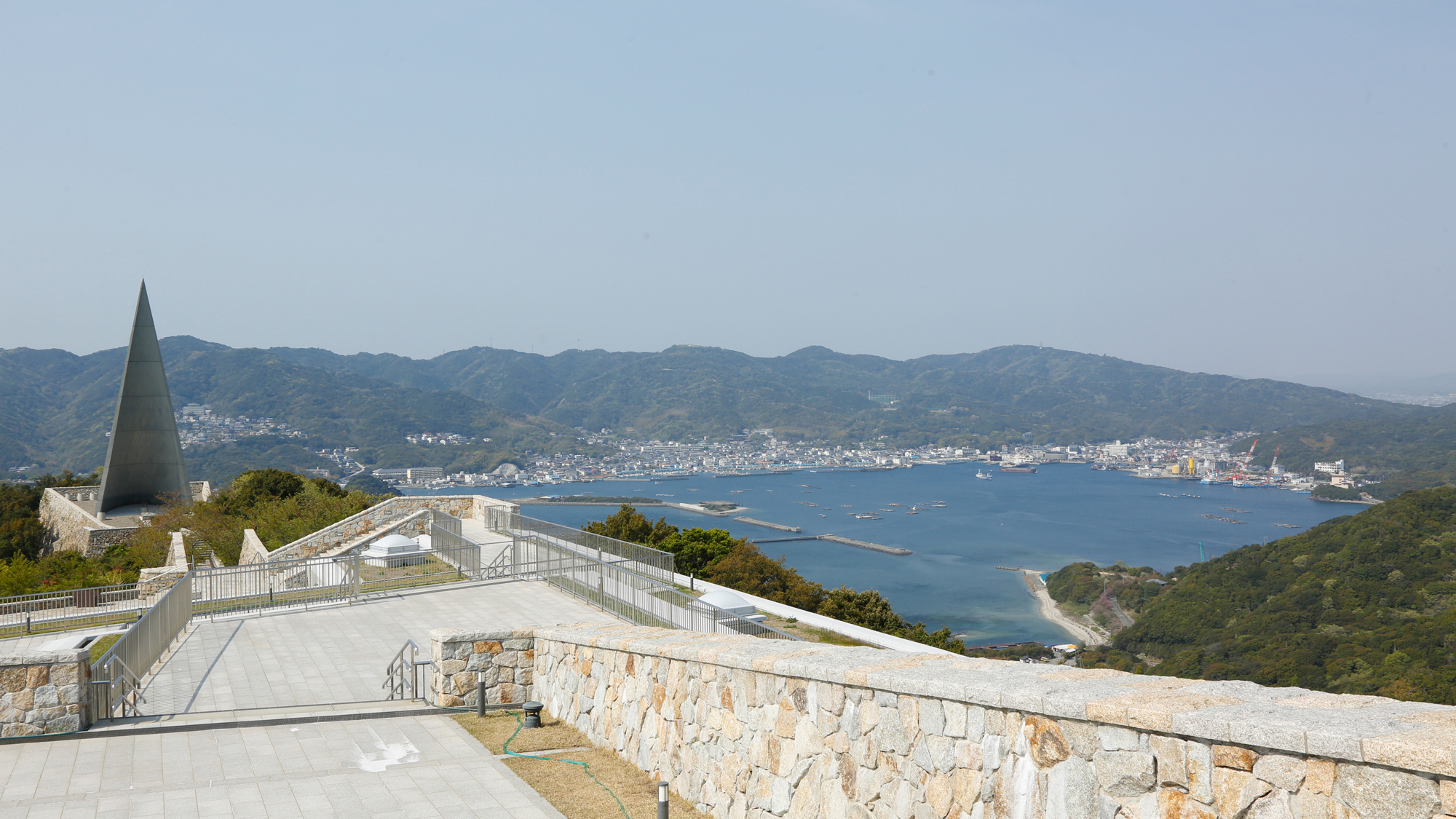 【若人の広場公園】世界的建築家丹下健三氏設計。戦争の悲惨さを後世に伝え恒久平和を願う施設（車10分）