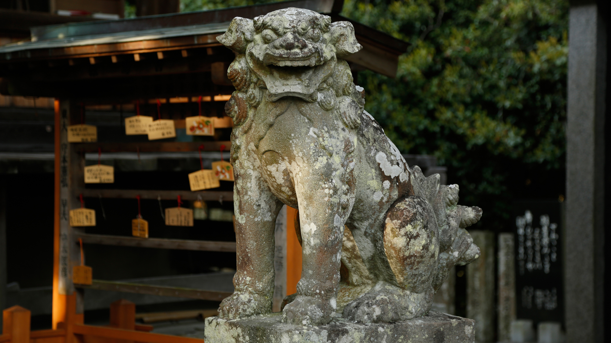 【福良八幡神社】福良港を見渡せる高台にある神社で、古くから島民の尊信の厚い神社（徒歩4分）