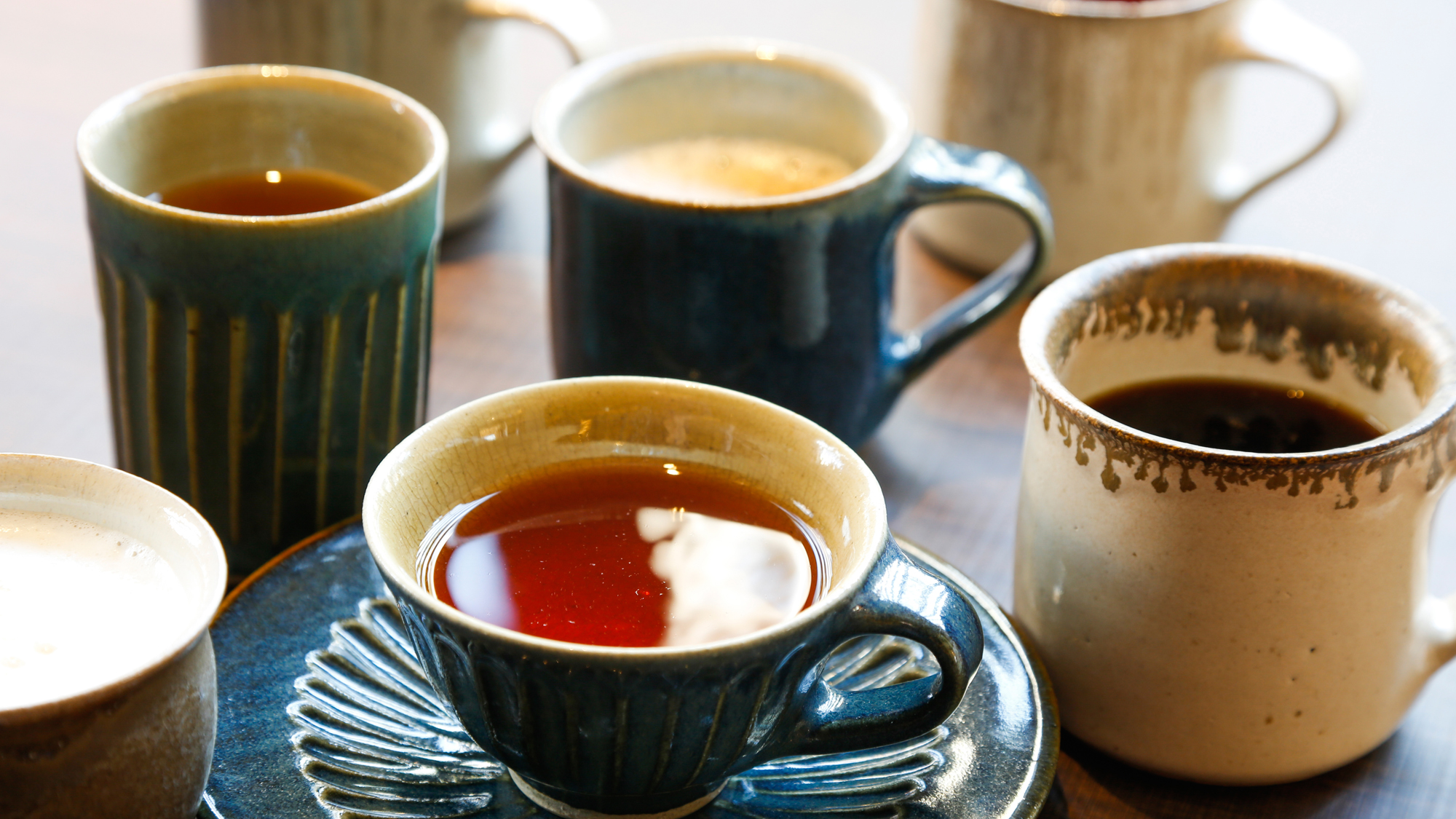 【フリーラウンジ】淡路島の窯元“樂久登窯”のカップでティータイムをお愉しみください