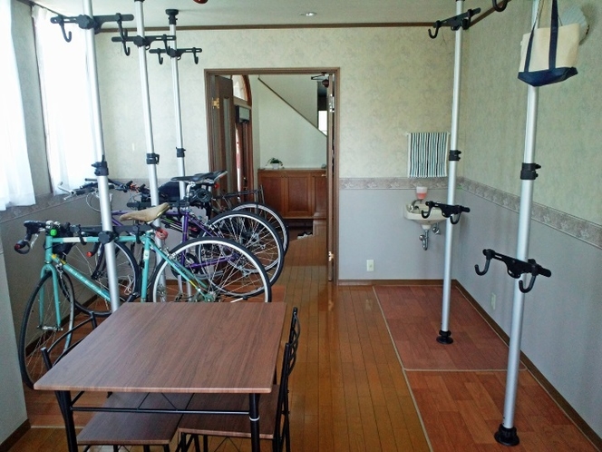 食堂兼喫茶室に併設した自転車保管スペース