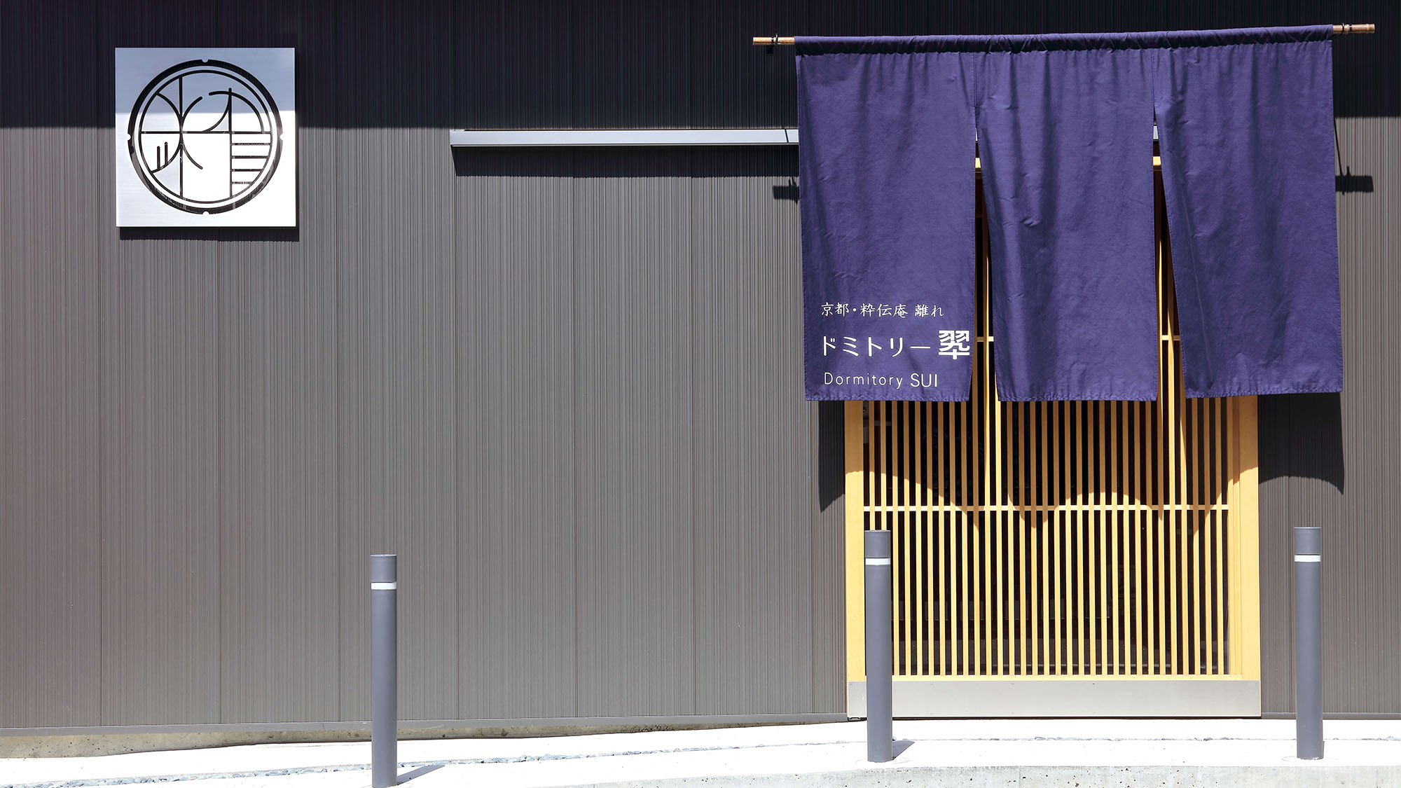 ・【外観】伝統的な日本家屋でよく見られる格子戸の入口
