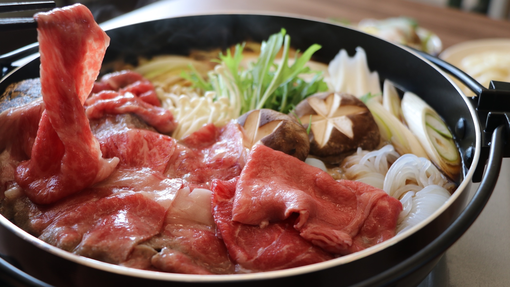 【シニア世代にもおすすめ!】ノスタルジックな校舎で味わう「極上黒毛和牛すき焼き」と 癒やしのひととき