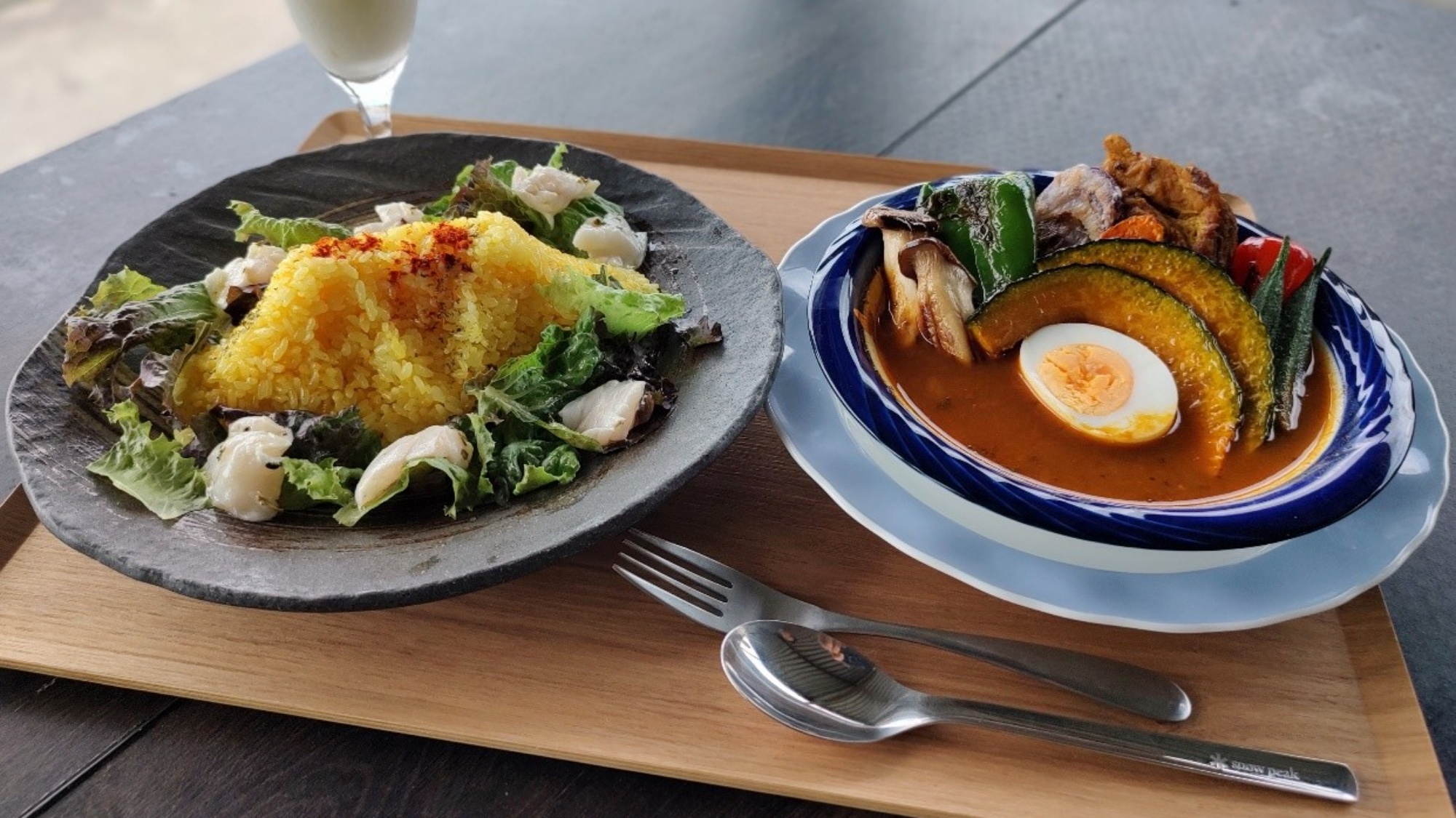 魚介の旨味&times;スパイスの香り。桜島型ターメリックライスに、カルパッチョを添えて。
