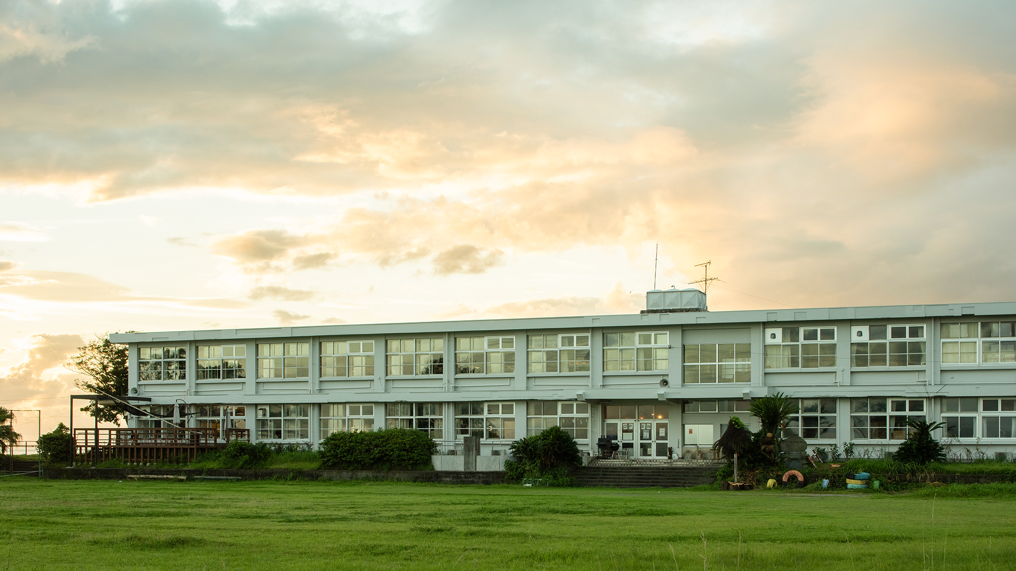 *【外観】ちょっぴりノスタルジーな夕方の学校