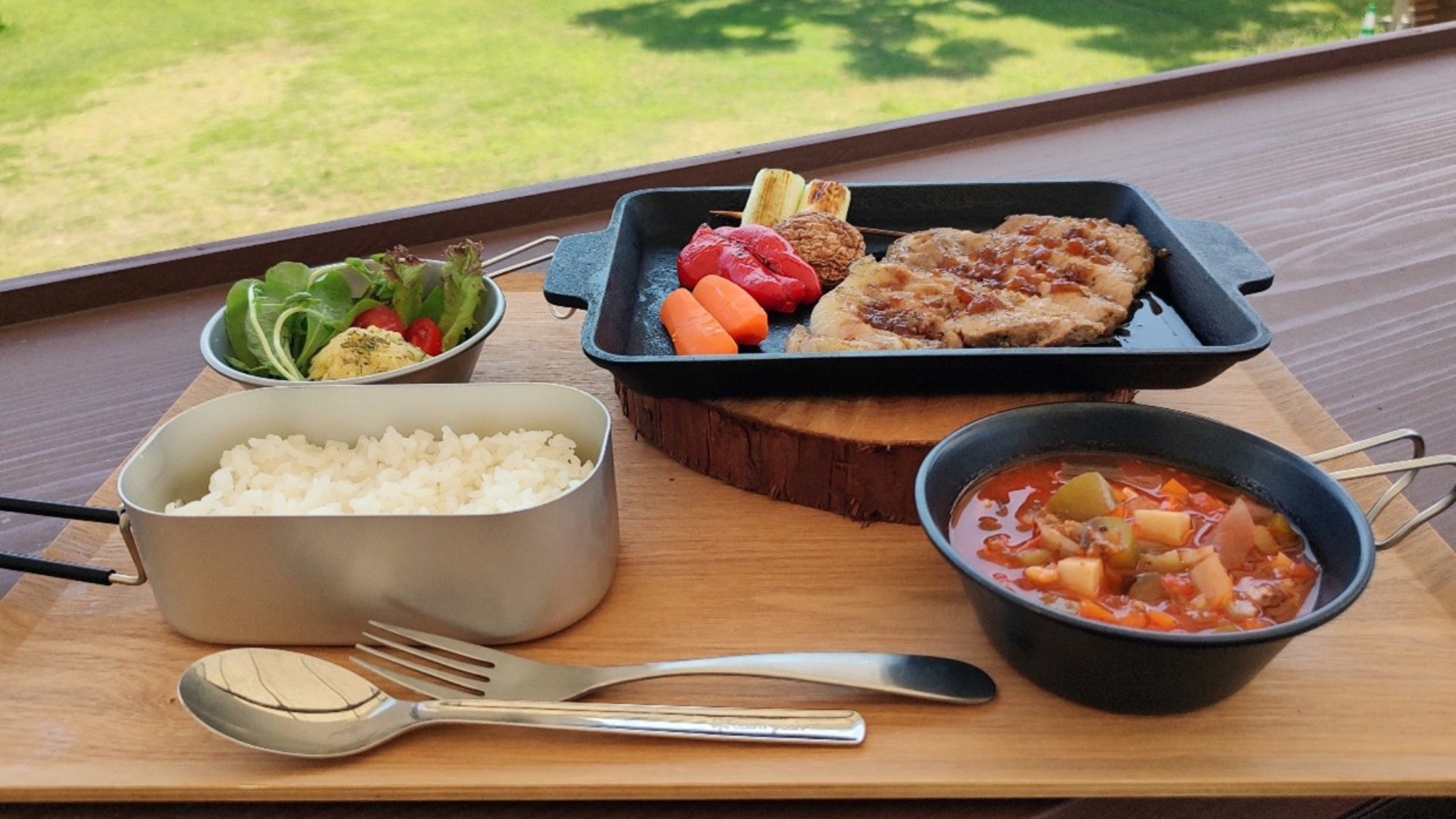 炭焼きで仕込んだ黒豚ロースに、菅原ジンジャーを使った香り高いソース。