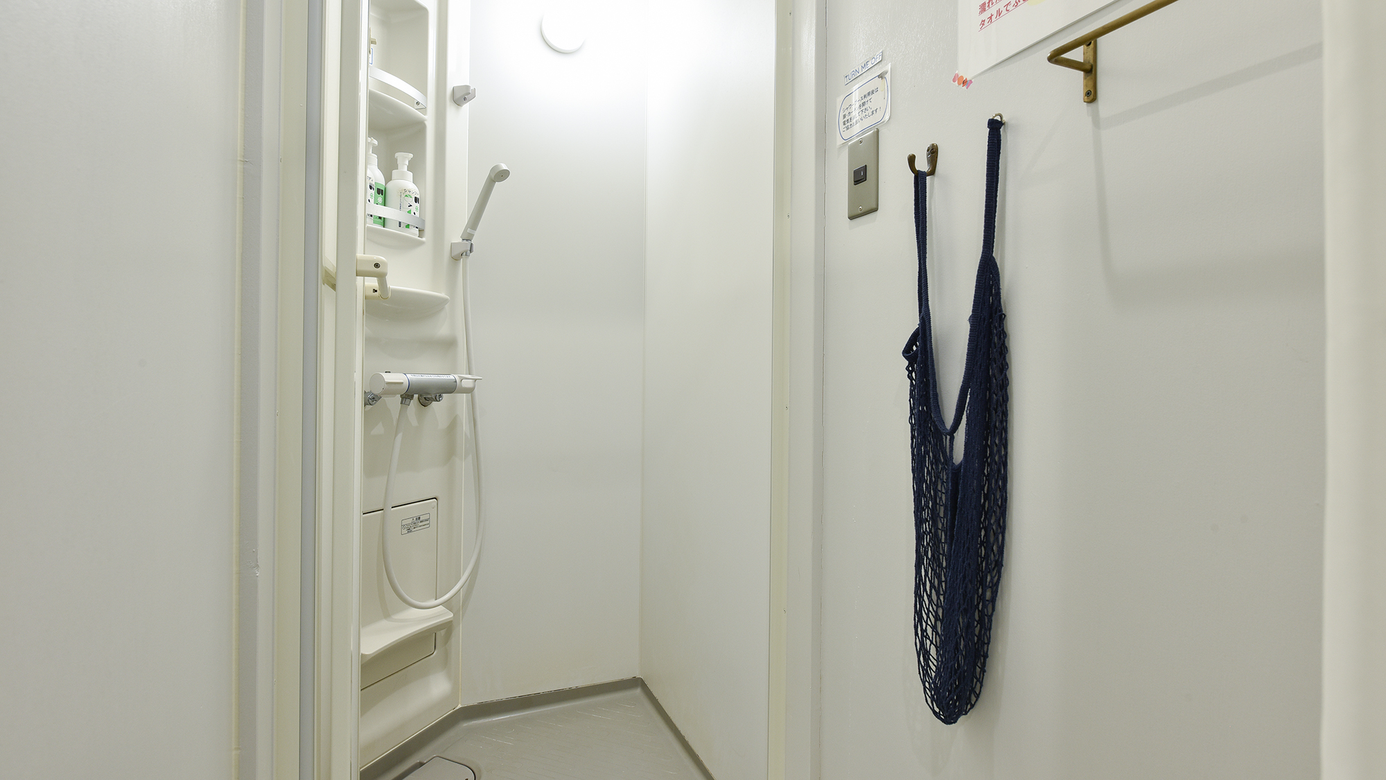 *【シャワールーム】いつでも清潔な空間。シャンプーやボディソープもご用意しています。