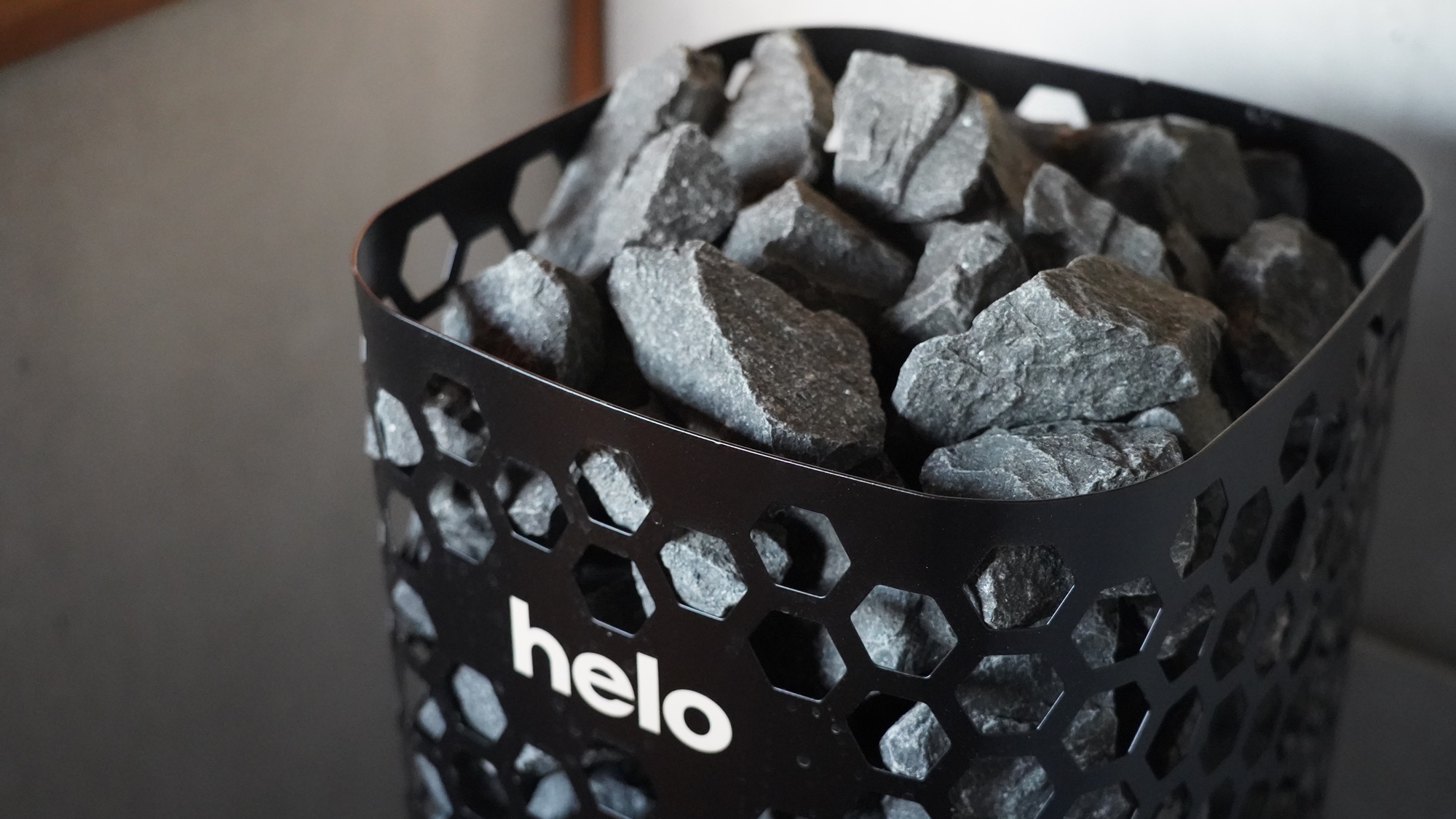  ロウリュで一気に蒸気を発生させ、体の芯から温まる。セルフロウリュで自分好みの熱さに調整可能。