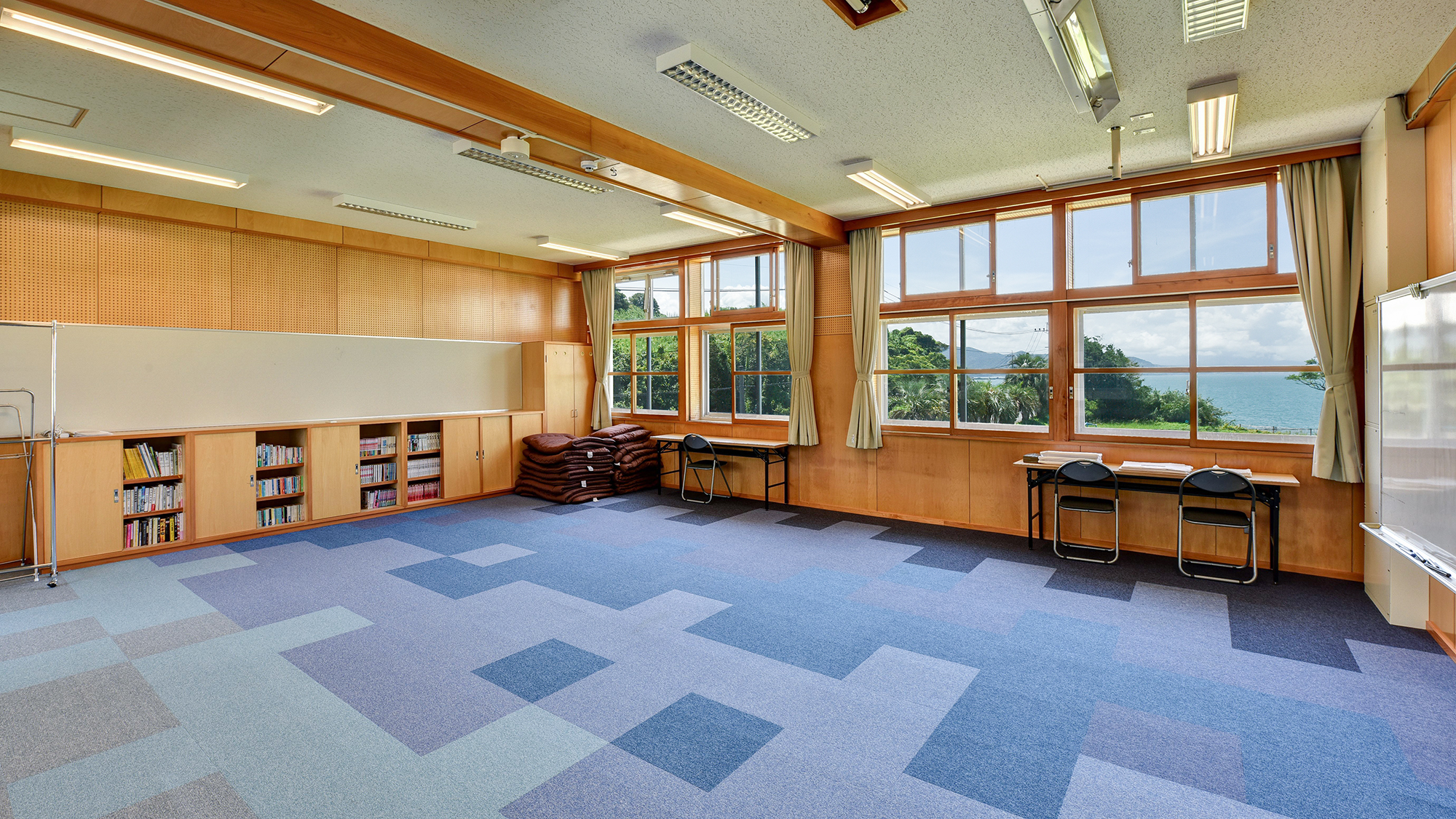  *【宿泊学習室】広々とご利用いただけるカーペットのお部屋。