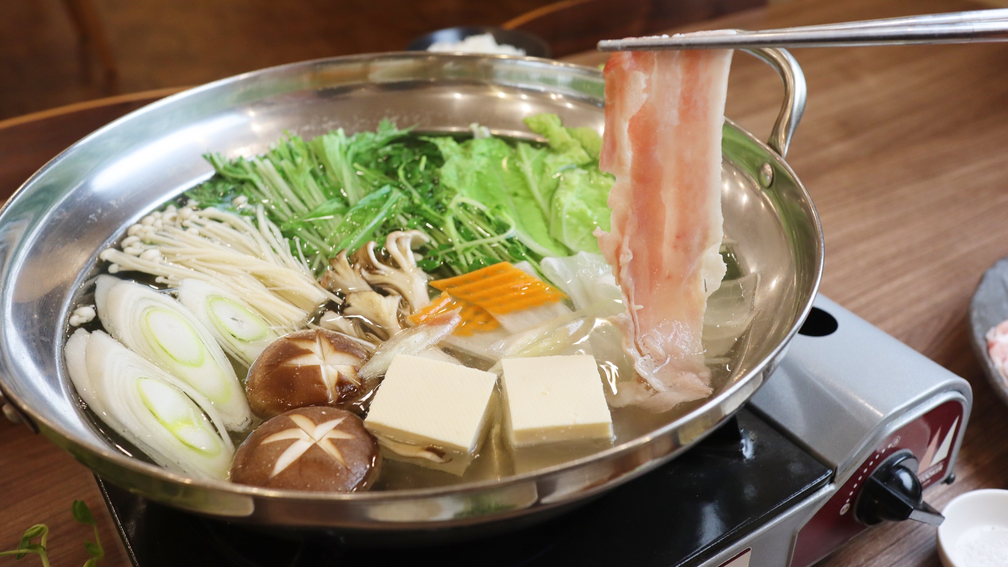 ビタミンたっぷり♪上質な黒豚ロースとバラ肉をご用意！当館自慢のしゃぶしゃぶをご堪能ください