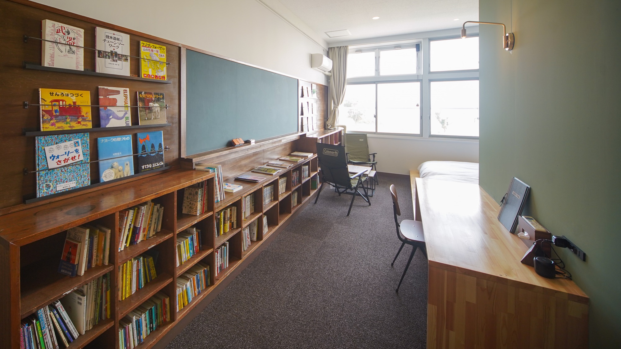 客室にはたくさんの本が並んでいます。リラックスチェアでゆったり読書をお楽しみください♪
