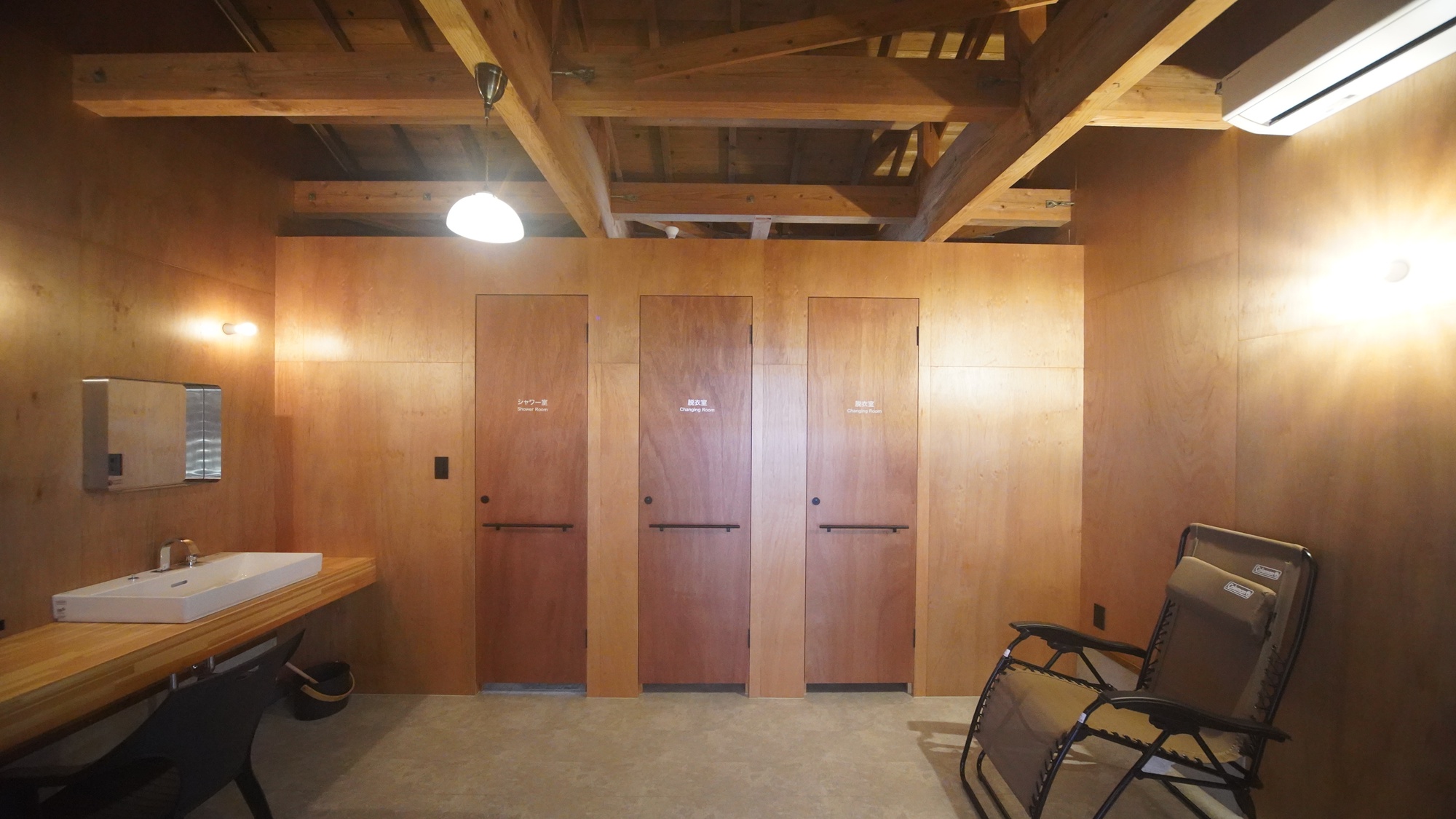 【脱衣室＆シャワー室＆洗面化粧台】 木の温もりを感じる清潔な空間をご用意。