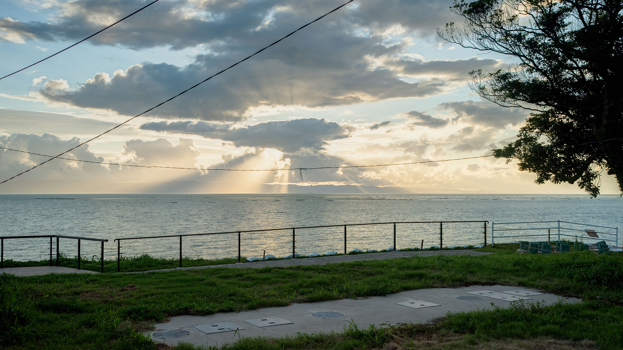*【景色】雲間から光が差し込み、きらきら光る海