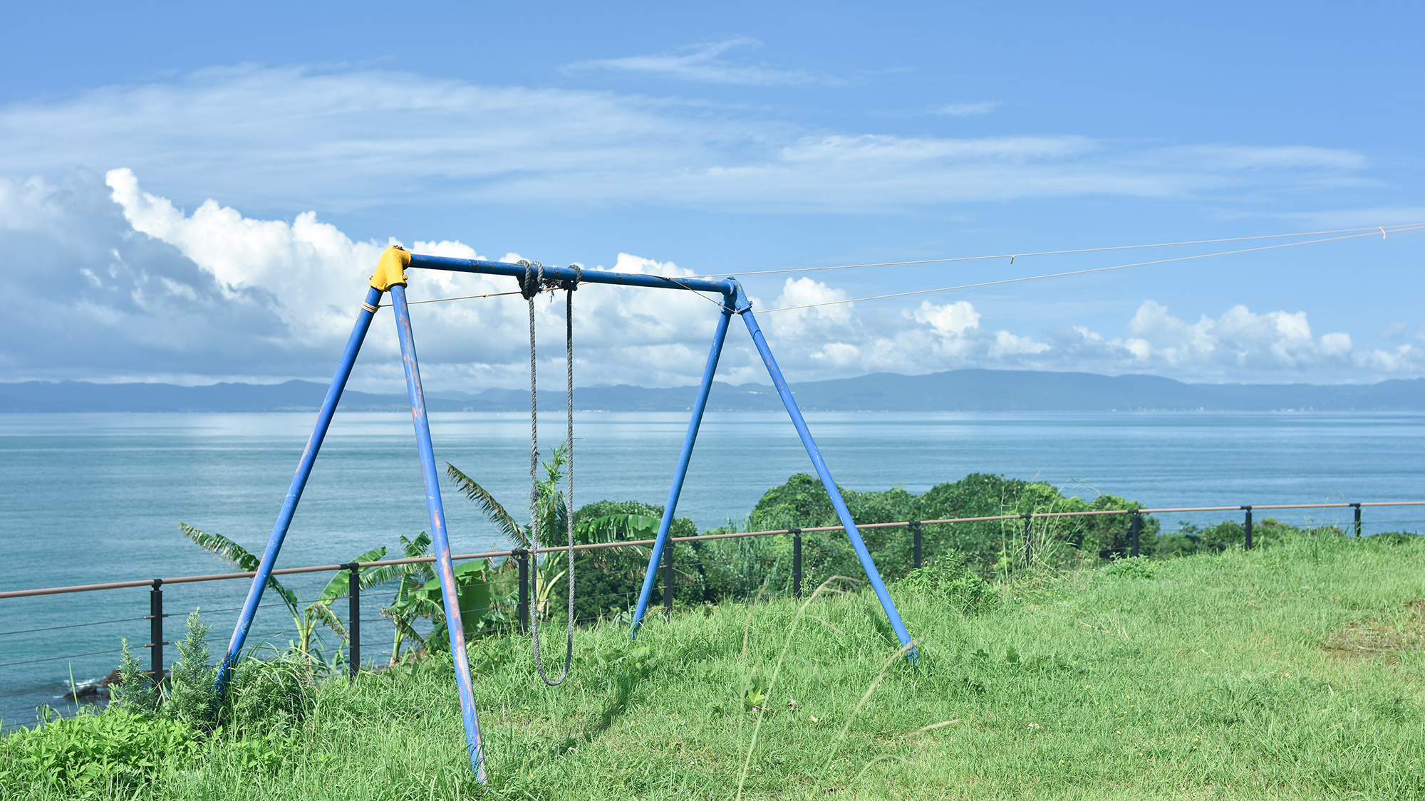 *【校庭】子どもも大人も乗りたくなる、海が見えるブランコ