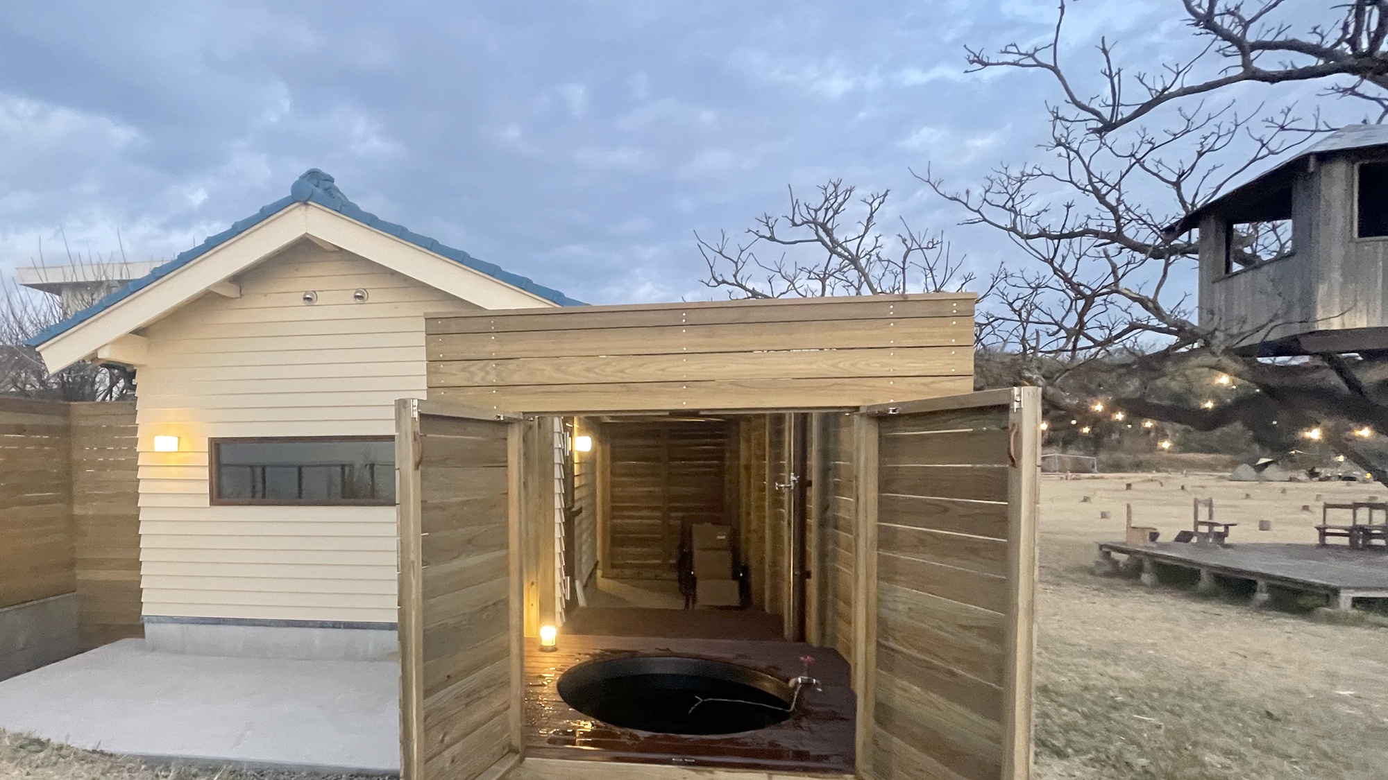 サウナでしっかり温まった後は、冷たい水風呂でクールダウン。正面を開けることで半露天ととのい場にも。