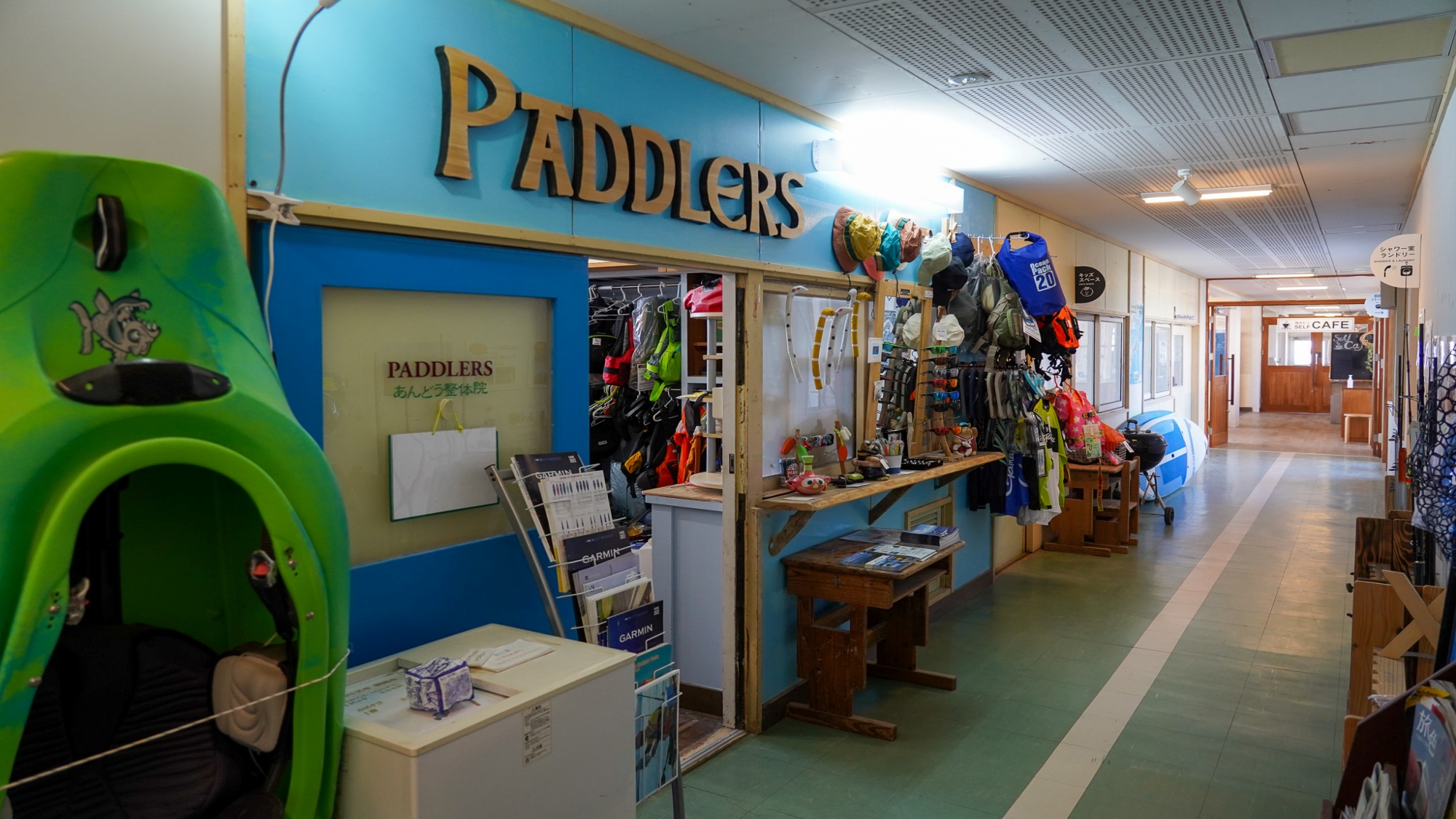 廊下パドラーズ前