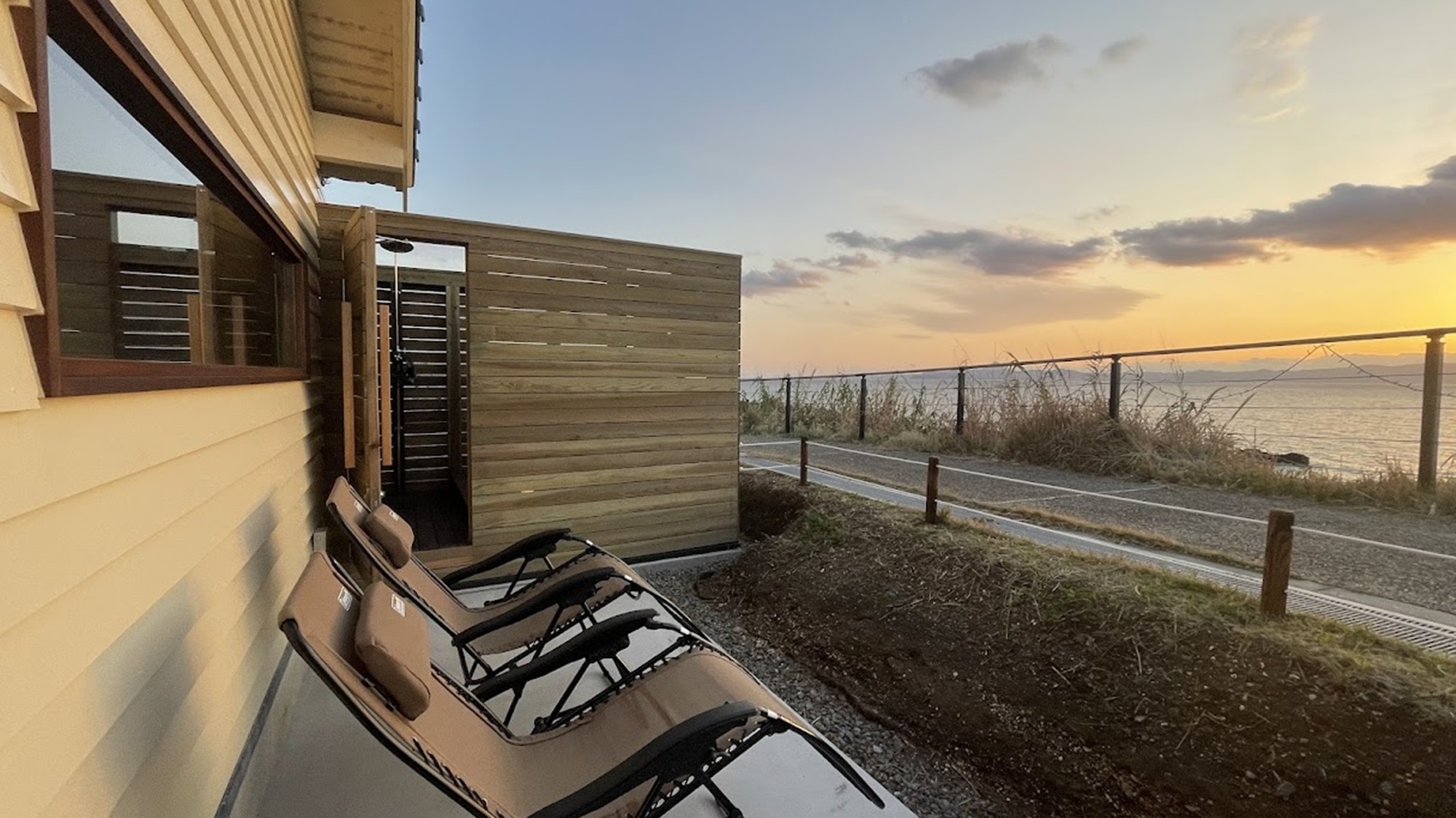 【露天ととのい場】 夕陽とオーシャンビューに包まれながら、心と体がほっと温まる特別な時間を。