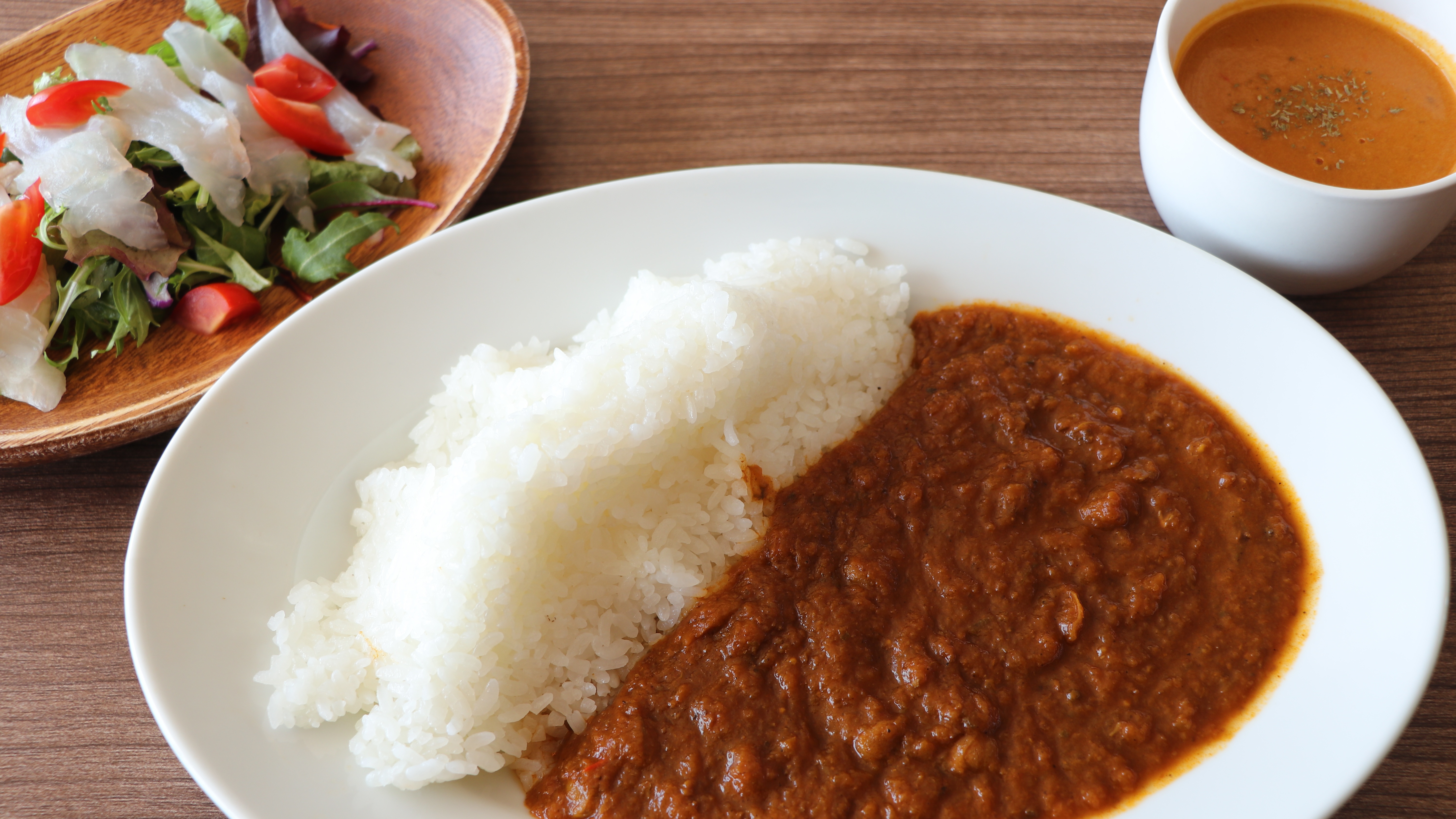校舎で味わう本格派。旨みが溶け込んだユクサ特製カレー。