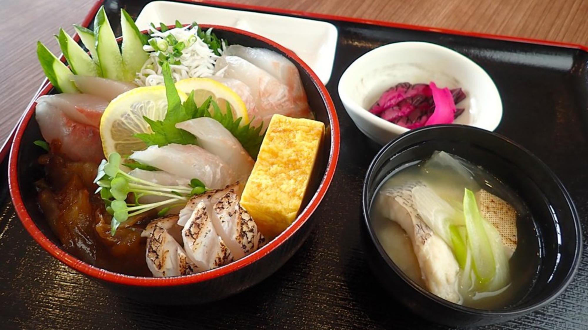 錦江湾の天然魚をスタッフ自ら釣り上げてご提供。鮮度と旨味を贅沢に。