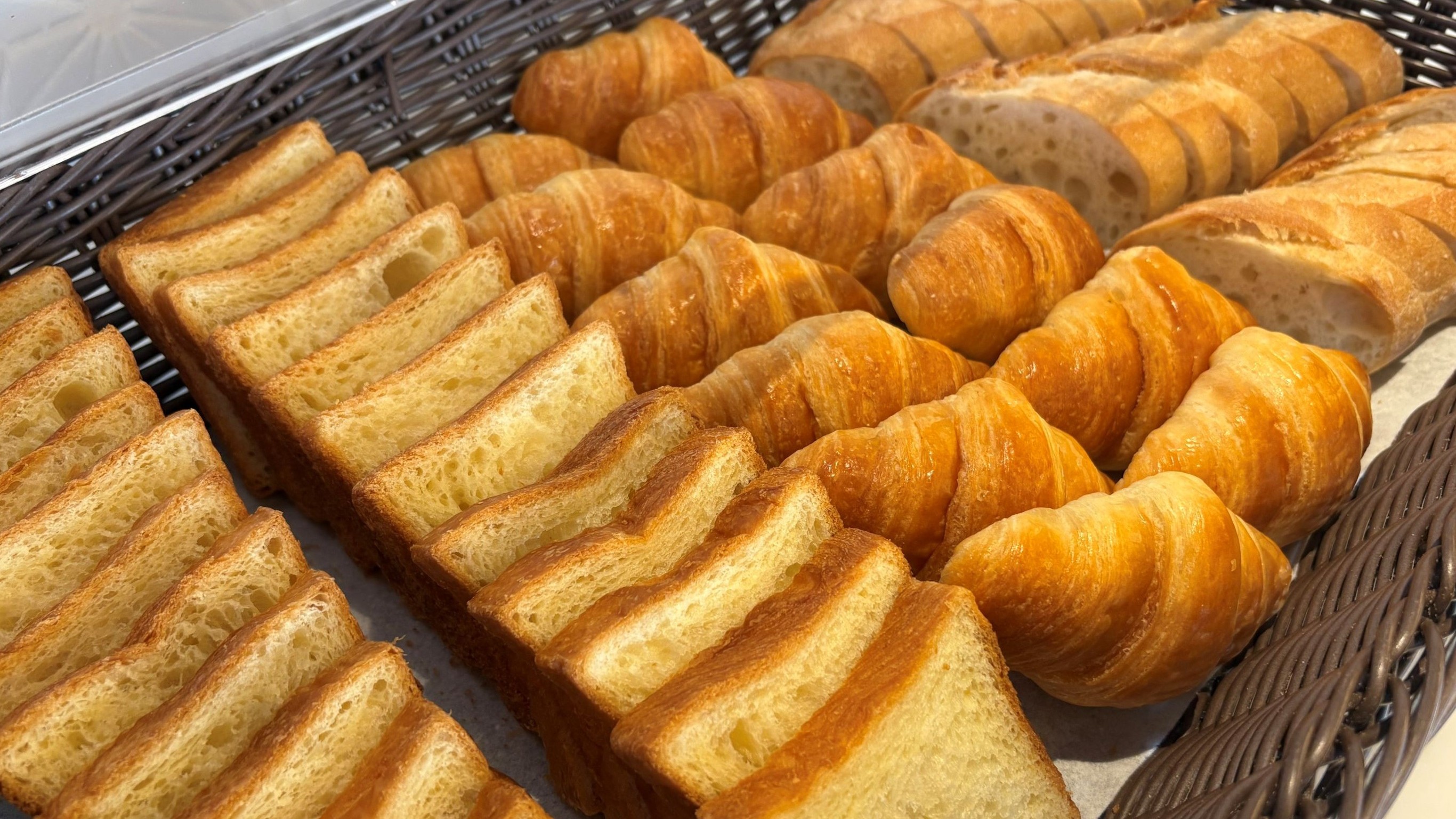 朝食イメージ（パン各種）