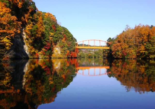 紅葉の名所「亀山湖」