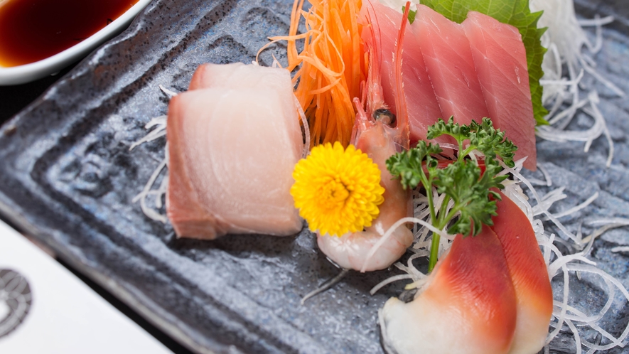 *【夕食一例】駿河湾の獲れたてな旬の魚介・板前が鮮度に拘ってさばきます。