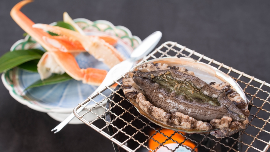 *【夕食一例／松コース（カニ・アワビ）】鮑の踊焼をお好みの醤油加減で・蟹との贅沢セット。