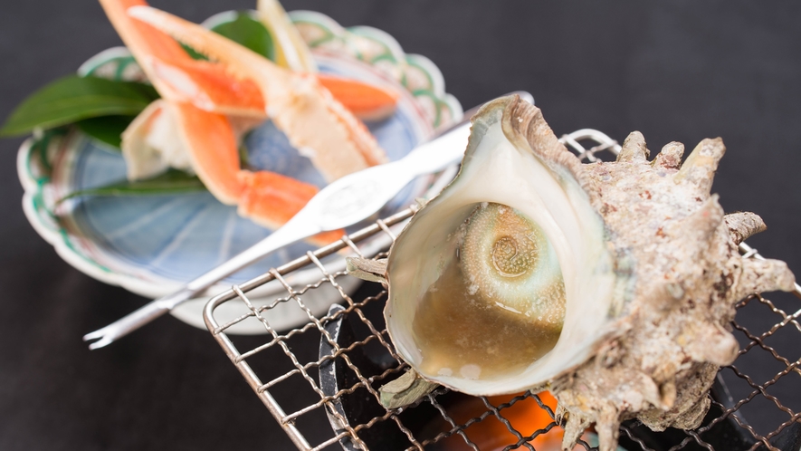 *【夕食一例／竹コース（カニ・サザエ）】大人気！海の香り漂う活きのいいサザエの磯焼きとカニがついたセ