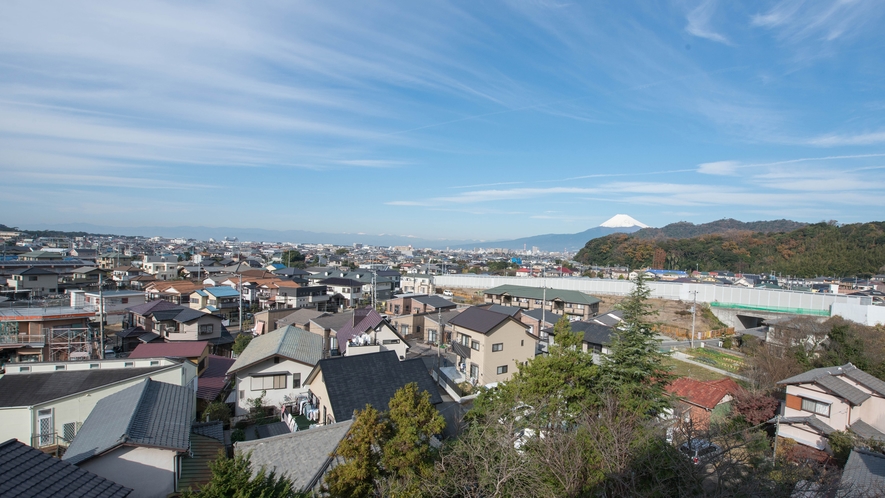 *【客室一例／お部屋からの眺望】客室と天候によってはお部屋から富士山が見える事もございます。